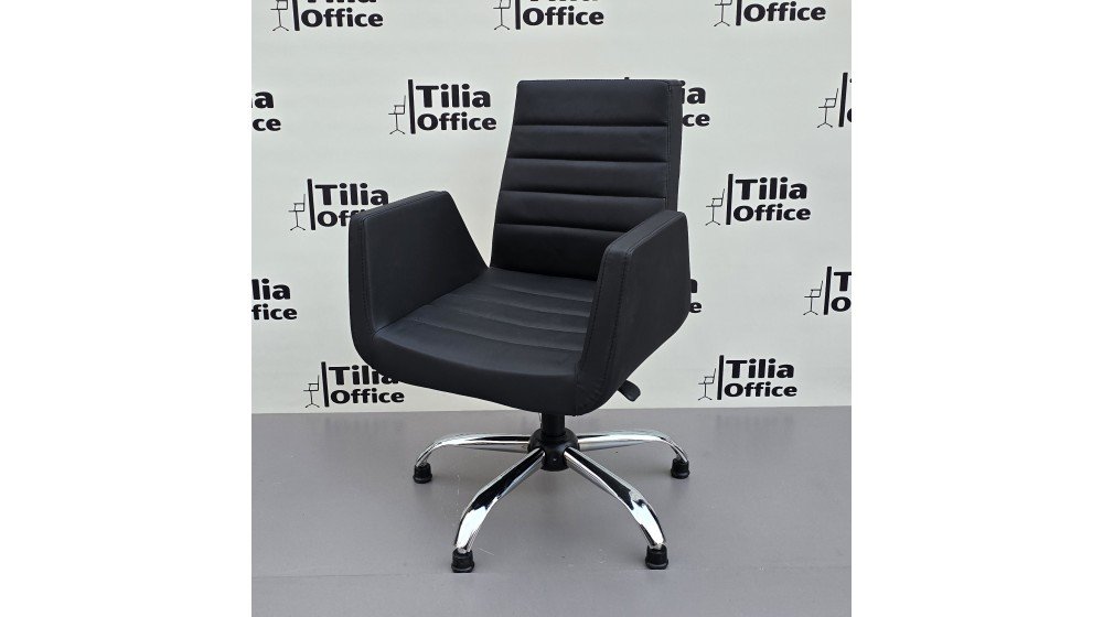 Tilia Maria klasik bekleme koltuğu, siyah suni deri döşemeli ve krom sabit yonca ayaklı.